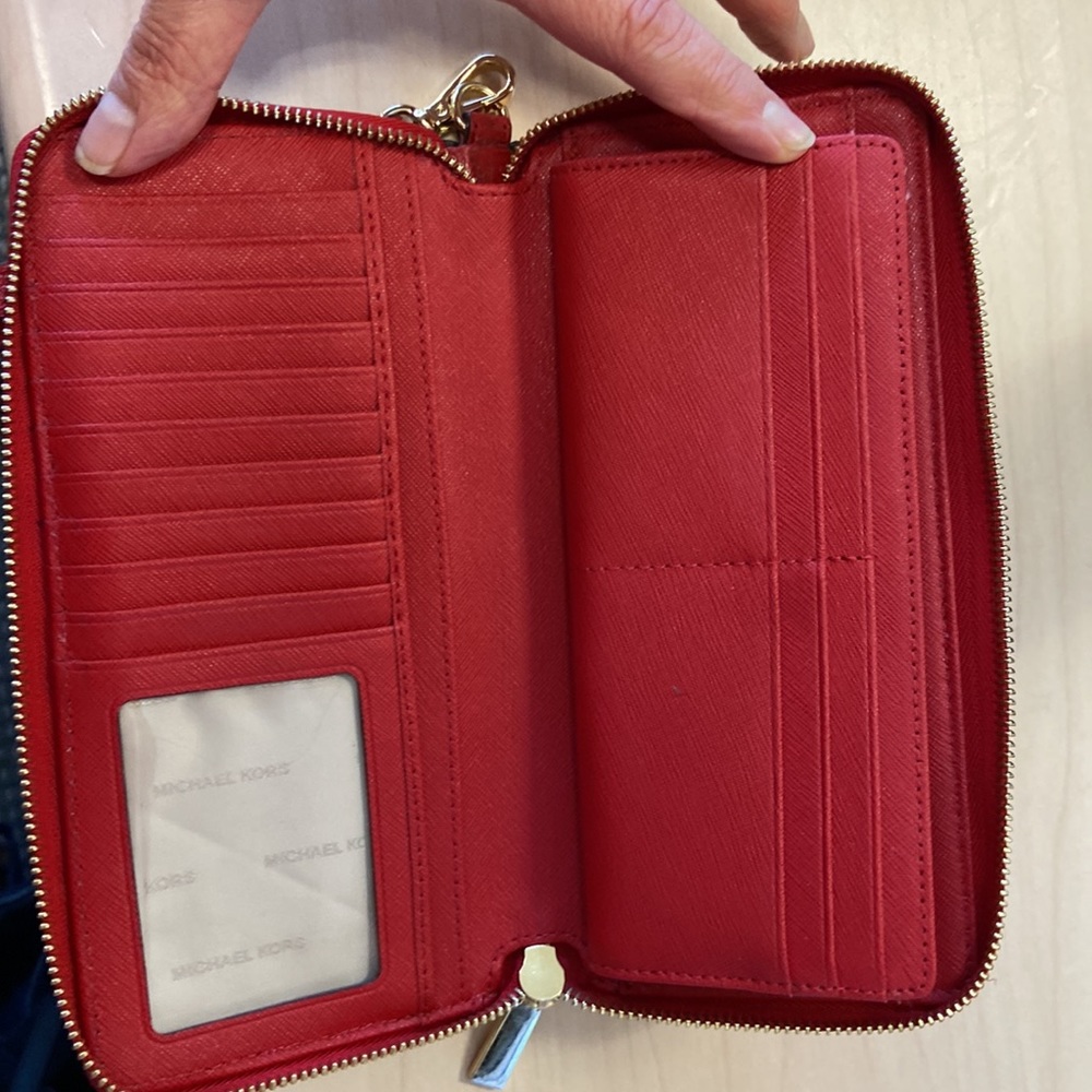 Michael Kors jet set continental wallet excellent condition. Used minimally.